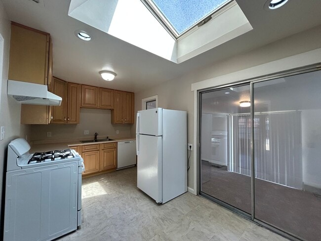 Building Photo - Coming Soon! Charming Single Story 2-Bedro... Rental