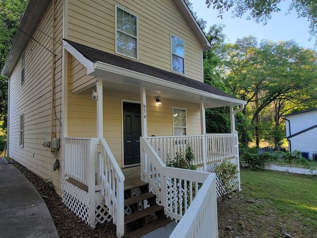 Building Photo - Affordable 2 Story Home - Fresh Paint - New flooring Large Lot - Close to Downtown Atlanta