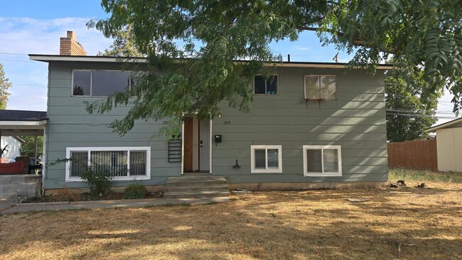 1519-1521 3rd St Duplex in Cheney! - 1519-1521 3rd St Duplex in Cheney! Apartamento Unidad 1519