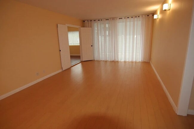 Building Photo - "Spacious 1-Bedroom Gem in the Heart of Sherman Oaks - 1323 Sq Ft of Comfort!"
