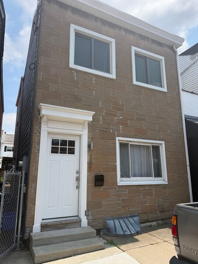 Building Photo - 137 S 15th St