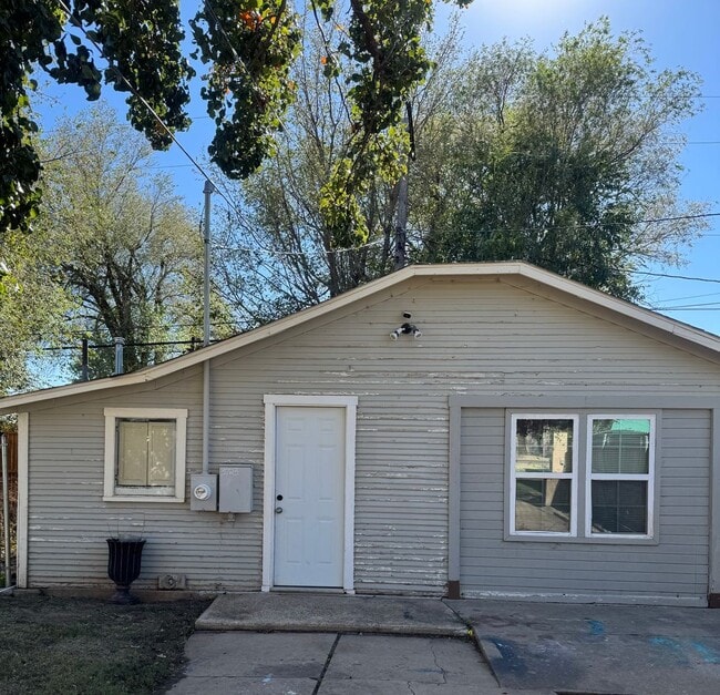 Building Photo - 1bedroom efficiency 1bathroom shared parking