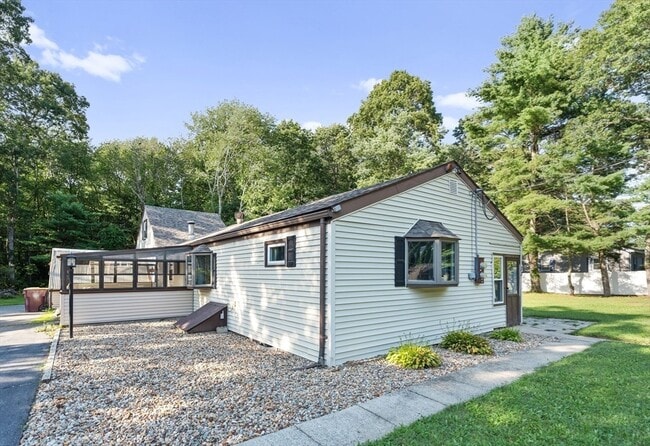 Building Photo - 33 Park Dr