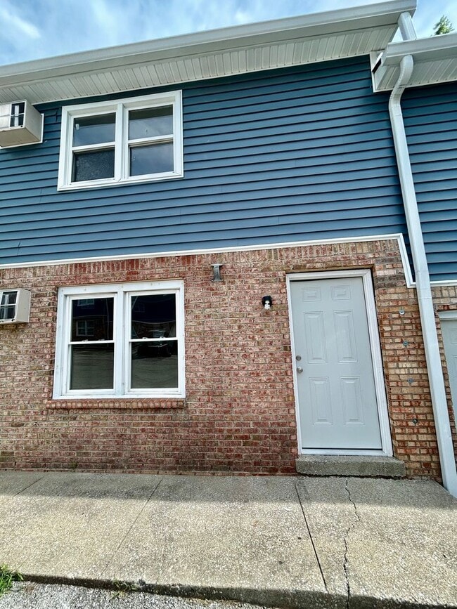 Building Photo - HALF OFF FIRST MONTH - 2 Bedroom in Versailles! Unit 6