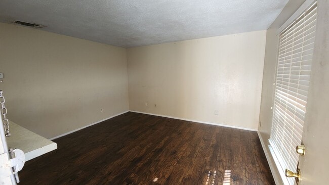 Photo - 210 N Vandeveer St