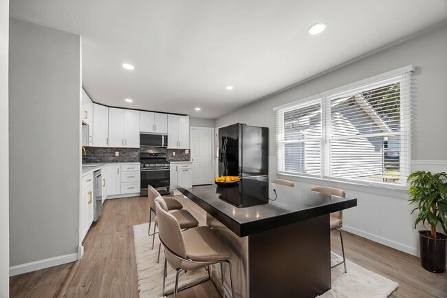 Photo - 115 E Sycamore Rd