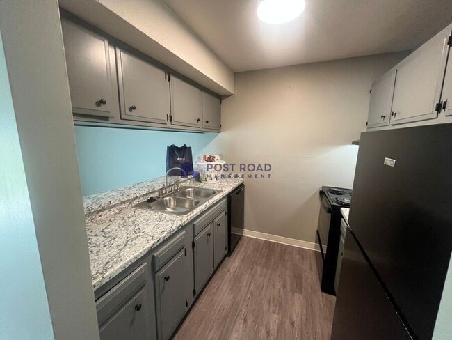 Building Photo - 2824 S Osage Ave Unit 302