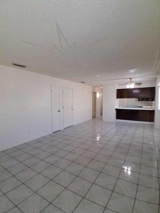 Photo - Spacious 3 Bedroom With Garage Located On Ashlan & Cornelia!