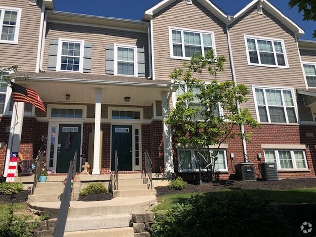 Building Photo - Large 4 Bedroom, 2 1/2 Bath Townhouse in B...