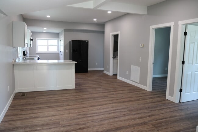 Building Photo - 708 N Ball St Rental
