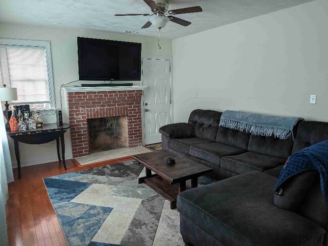 Photo - 105 Jones St