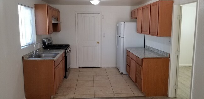 Photo - 1688 Linden St