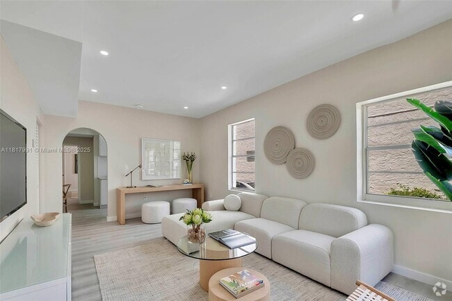 Building Photo - 1852 SW 22nd Terrace Unit 3 Rental
