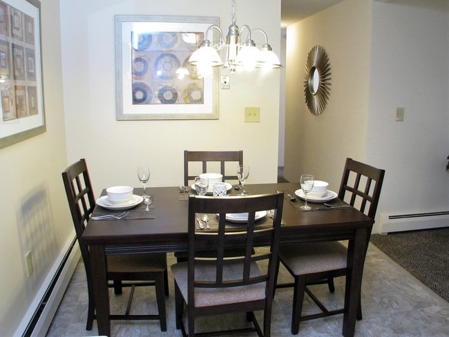 1 BD, 1 BA - (700sqft) - Dining Area - Pebblebrook Apartments