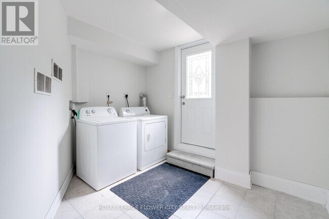 Photo - 5674 Whitehorn Ave