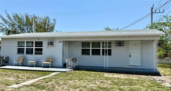 Building Photo - 209 SW 14th St Unit 3 Rental
