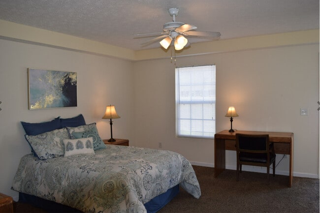 Photo - University Pointe Apartments - Utilities Incl