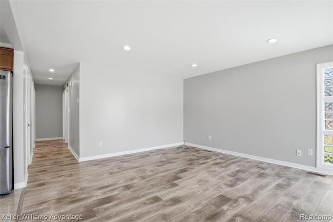 Photo - 7435 Lathers St