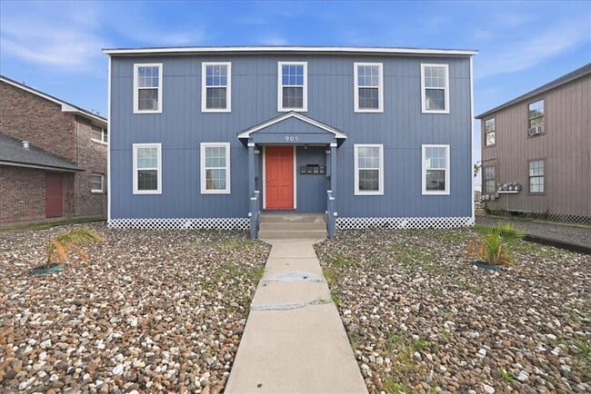 Building Photo - Remodeled 1 Bedroom / 1 Bathroom Unit in Updated Four-Plex