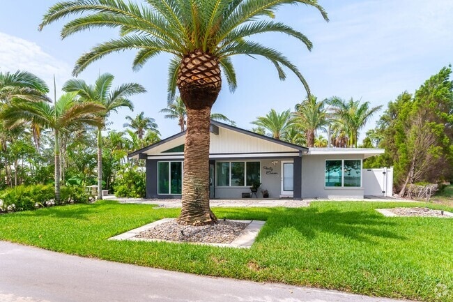 Building Photo - Unique 3 Bed, 3 Bath Waterfront Property w... Rental