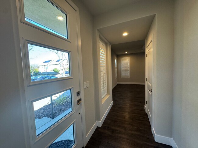Photo - 1684 Spring St