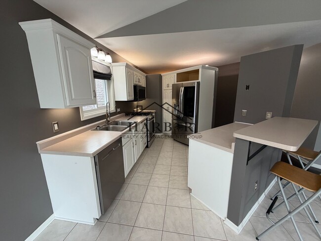 Building Photo - 118 N River Ct NE