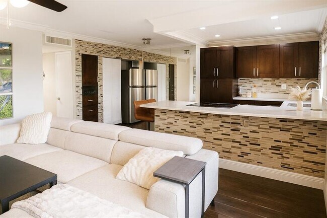 Photo - 2400 NE 10th St Unidad 203