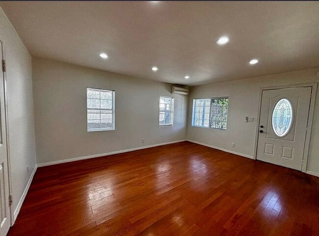 Photo - 22122 Saticoy St