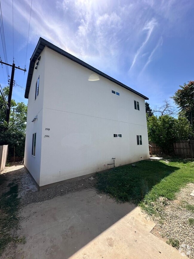 Building Photo - 2 bedroom upstairs apartment in quiet neig...