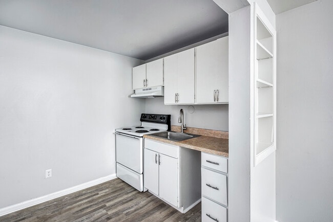 Kitchen - Riverview Place Apartments
