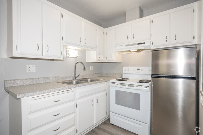 2BR, 1BA - 750SF - Kitchen