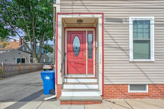 Building Photo - 168 W 9th St Unit 3 Rental