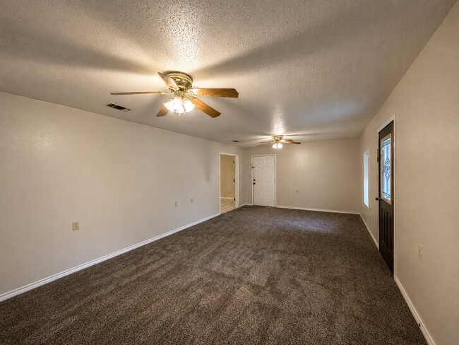 Photo - 712 Edgewood Cir