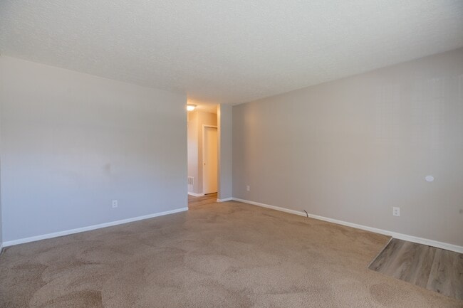 Photo - 484-486 Applegate Ln