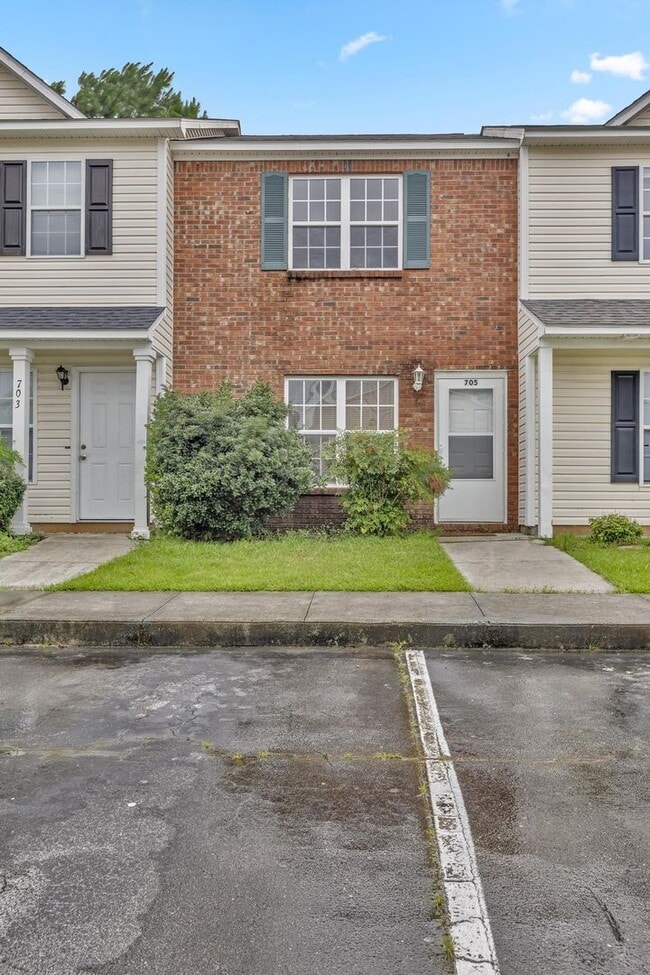 Building Photo - Townhome Close to Amenities!