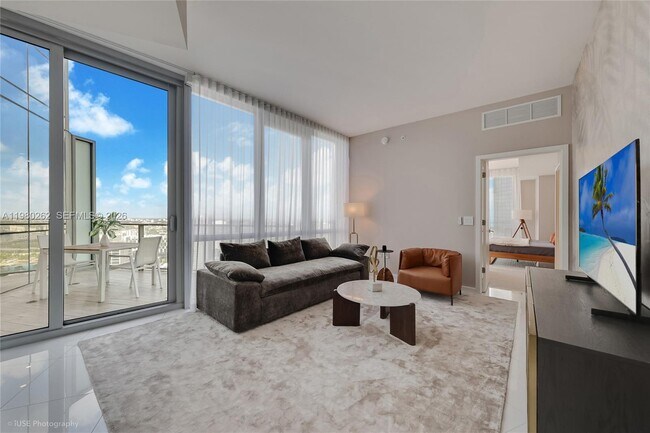 Building Photo - 851 NE 1st Ave Unit 3402