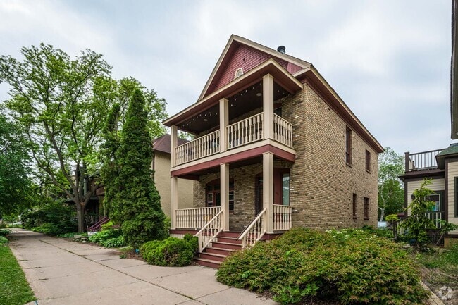 Building Photo - 2308 Milwaukee Ave, Lower Unit Milwakee Lower Rental
