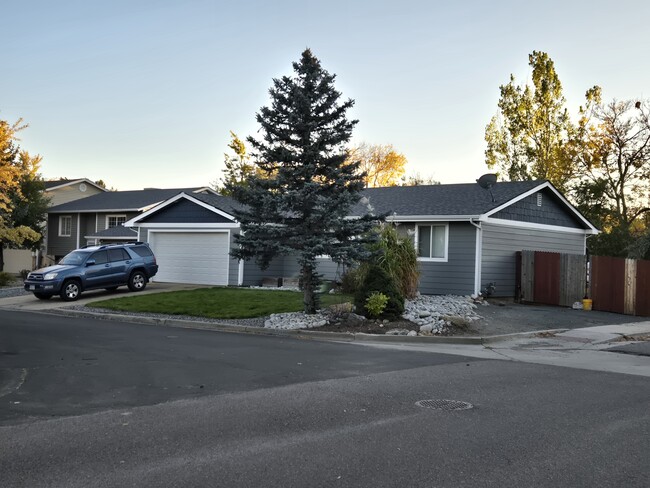 Lote de esquina con estacionamiento para vehículos recreativos - 8731 Field Way