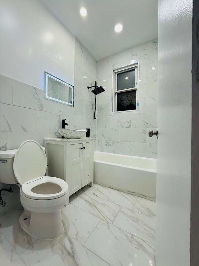 Building Photo - 15 Finlay Pl Unit 2L Rental