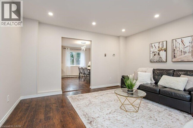 Photo - 185 Cedarvale Crescent