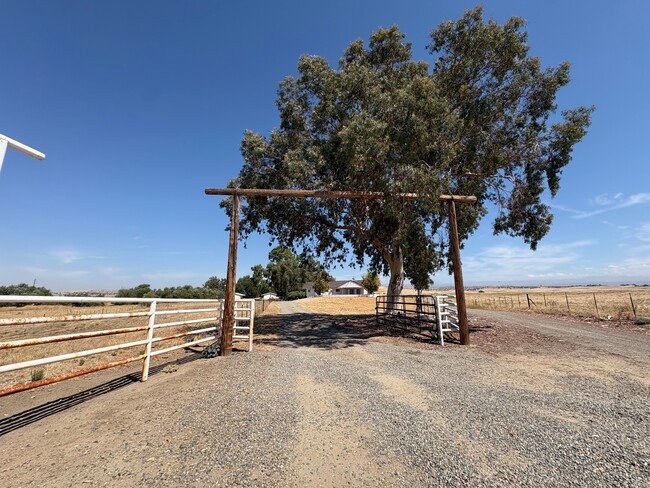 Building Photo - 41181 Wide Awake Ranch Rd