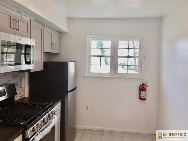 Photo - 682 Darlington Dr