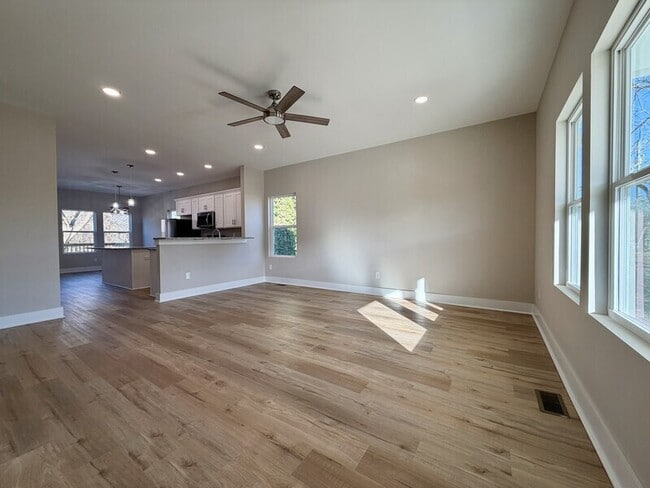 Photo - 75 Woodsdale Pl SE