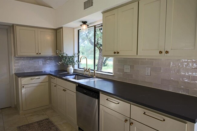 Photo - 708 Cowal Dr S