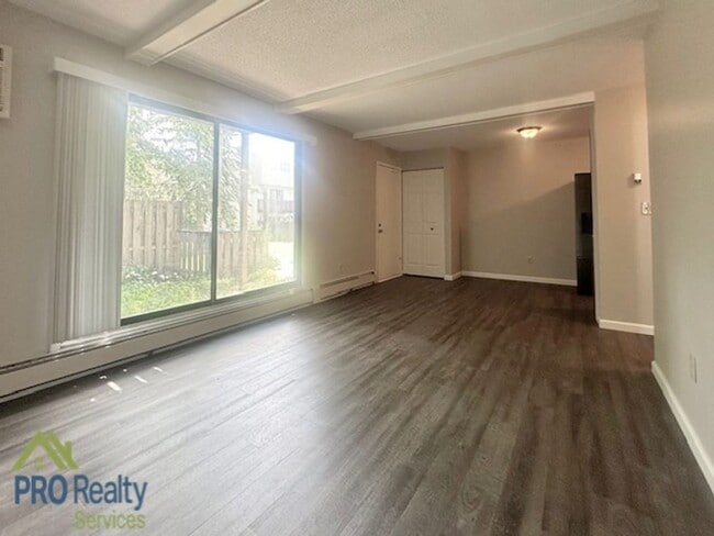 Building Photo - Recently Remodeled Condo **Free August Ren...