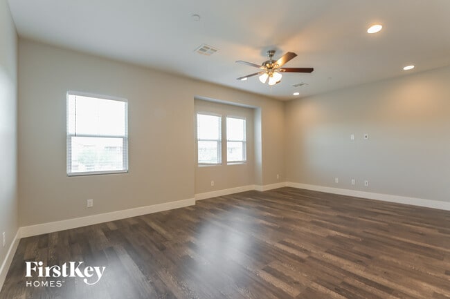 Photo - 868 N Water St