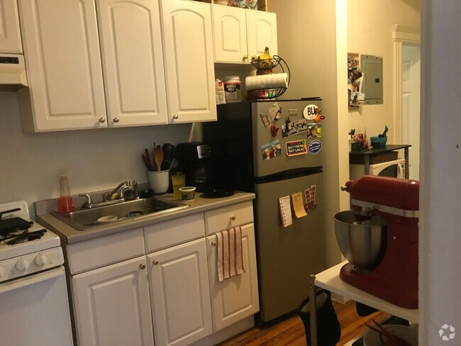 Building Photo - Nicely renovated 2 bed next to the Green L... Rental