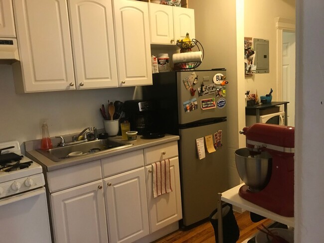 Nicely renovated 2 bed next to the Green L... - Nicely renovated 2 bed next to the Green L... House