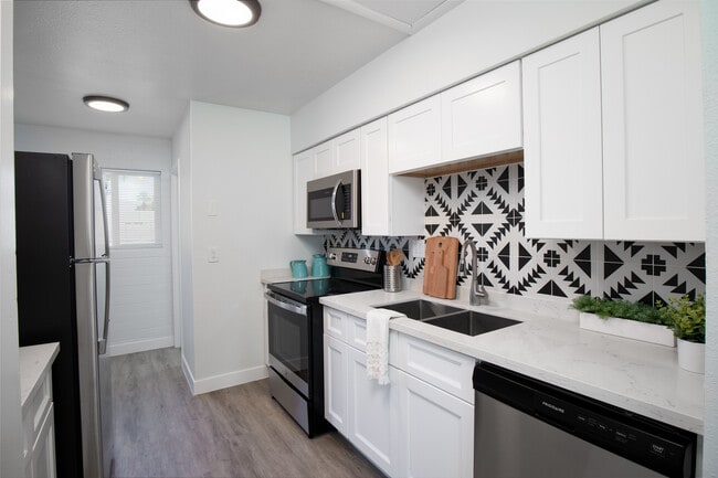 Building Photo - Oakdale Townhome Apartments