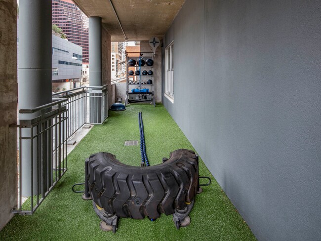Downtown_amenity_outdoor gym_2560